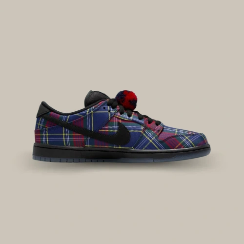 Nike SB Dunk Low x Nardwuar Tartan rouge, bleu, vert et jaune avec Swoosh noir et pompon amovible, vue de profil – OFFSNEAKZ.