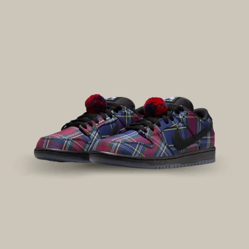 Paire de Nike SB Dunk Low x Nardwuar Tartan multicolore avec Swoosh noir et pompons rouge et bleu – disponible sur OFFSNEAKZ.