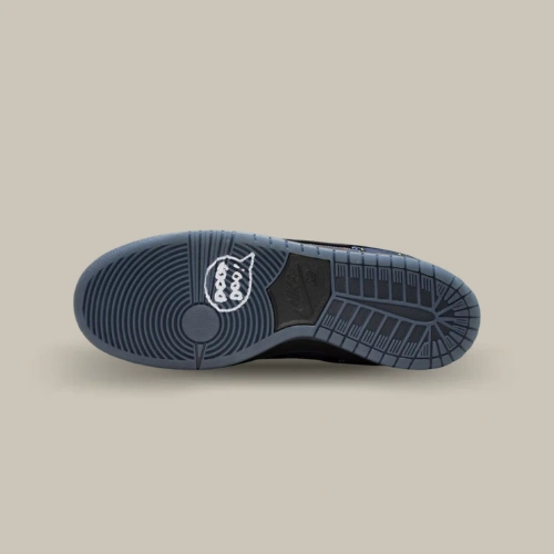 Semelle extérieure de la Nike SB Dunk Low Nardwuar noire et translucide avec détail graphique, vue de dessous – OFFSNEAKZ.