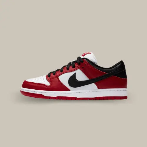 La Nike SB Dunk Low Pro Chicago vue de coté avec ses empiècements en cuir de couleur rouges, noir et blancs.