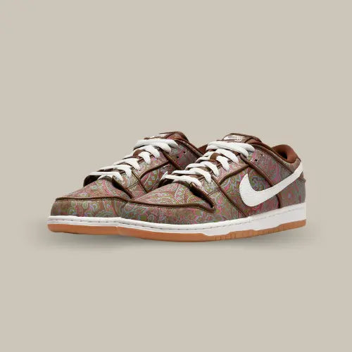 Nike SB Dunk Low Paisley Brown paire complète avec print paisley détaillé sur Offsneakz