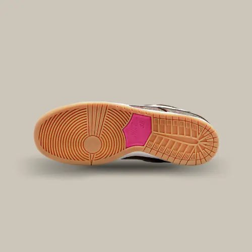 Semelle Nike SB Dunk Low Paisley Brown vue dessous gum et rose sur Offsneakz