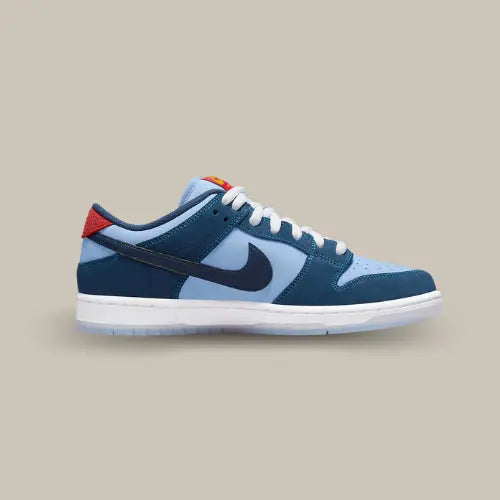 La Nike SB Dunk Low Pro Why So Sad? vue de côté avec sa base en su-de bleu clair et ses empiècement bleu foncé.