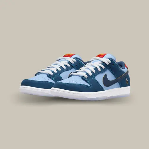 Avec la Nike SB Dunk Low Pro Why So Sad?, la culture skate s’unit à une cause forte, le tout dans un design vibrant et symbolique. Signée par l’artiste écossais John Rattray, cette collaboration iconique mise sur une empeigne en suède dégradé bleu ciel et bleu marine, évoquant la lutte contre la dépression — un message souligné par l’emblème du pigeon en BMX brodé au talon. Le contraste rouge vif du renfort arrière et la semelle translucide ajoutent une touche de fraîcheur à cette silhouette engagée.