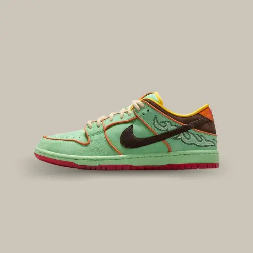 La Nike SB Dunk Low Rodeo Tourmaline vue de côté avec sa base verte et sa flamme au niveau du talon ton sur ton. On retrouve un swoosh noir et un heel tab jaune.