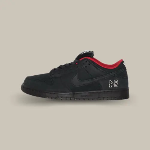 Nike SB Dunk Low Supreme 94 Black – sneaker collaboration Nike SB x Supreme avec cuir noir, doublure rouge et logo 94 brodé, sortie 2025, disponible sur Offsneakz.