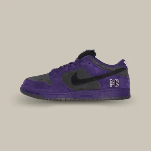 Nike SB Dunk Low Supreme 94 Ink violet et noir avec logo 94 brodé, collaboration exclusive entre Nike et Supreme, sneaker streetwear tendance 2025. Disponible sur Offsneakz.