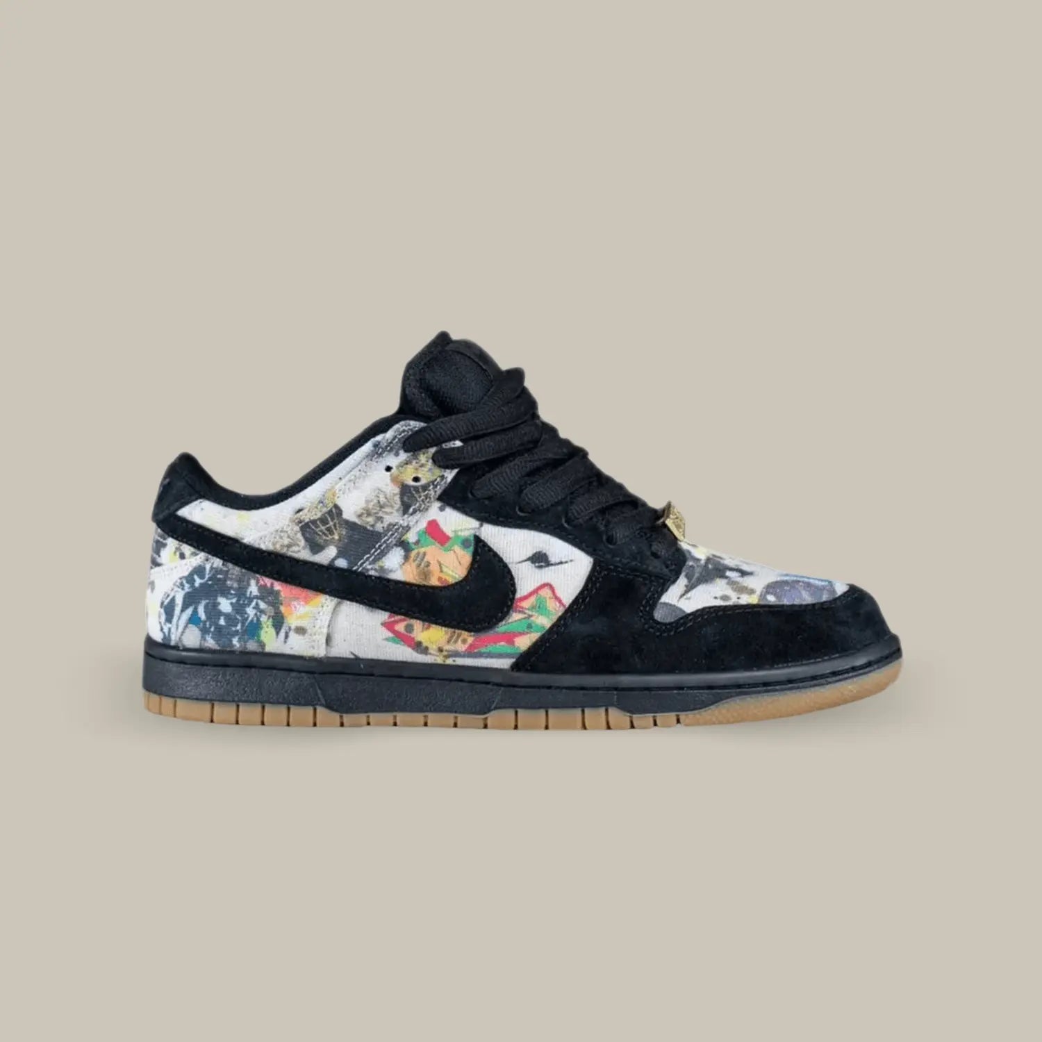 La Nike SB Dunk Low Supreme Rammellzee de coté possède ne toile qui raconte une histoire complexe. Les superpositions de cuir et de daim en font une chaussure aux textures riches, tandis que les couleurs vives et les motifs abstraits créent une esthétique unique. Chaque détail, du lettrage distinctif au logo Supreme, est une expression de créativité et d'individualité.