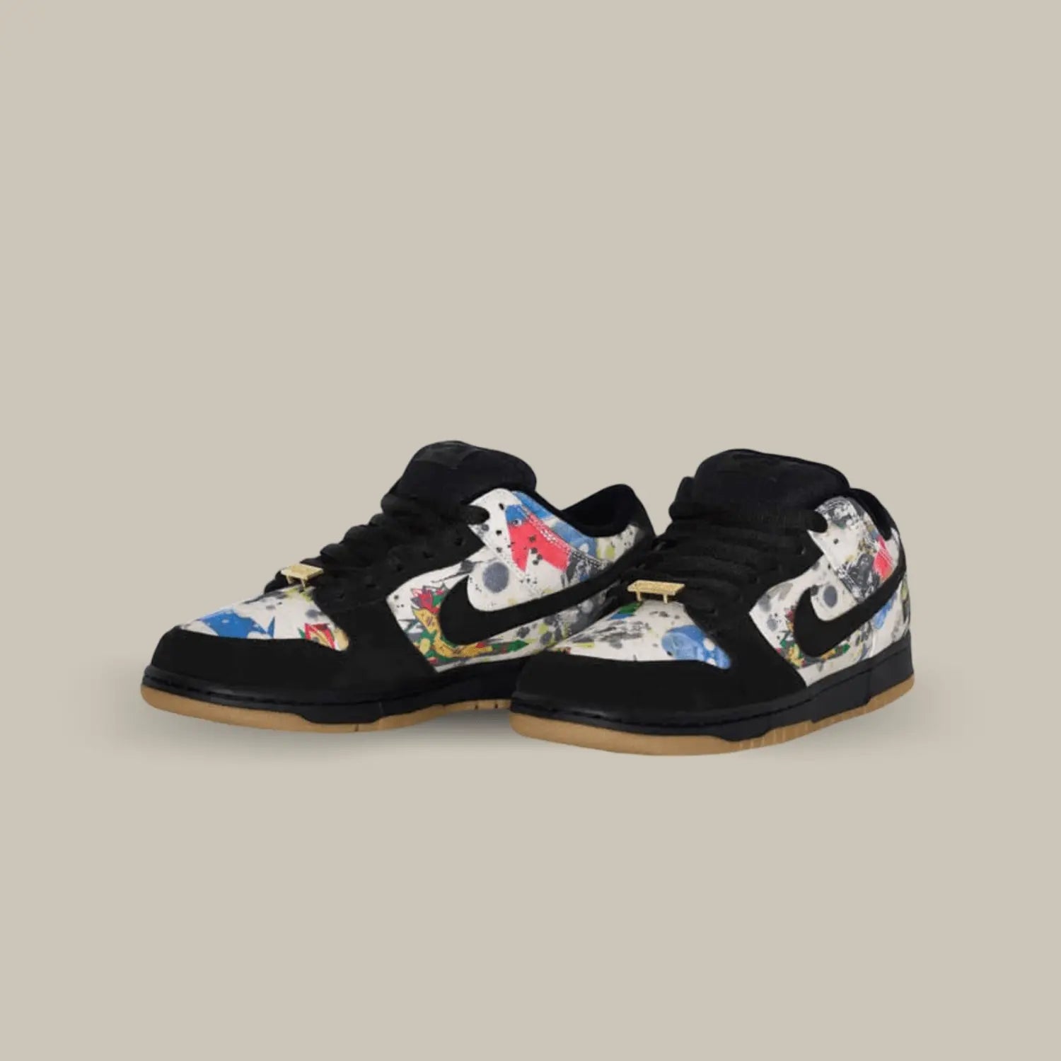 La Nike SB Dunk Low Supreme Rammellzee est une œuvre d'art à part entière, fusionnant l'art de la street culture avec une chaussure emblématique. Cette paire incarne la vision audacieuse du légendaire artiste Rammellzee et offre une expérience inégalée pour les amateurs de sneakers et les passionnés d'art. Le design de cette Dunk Low est une toile qui raconte une histoire complexe. Les superpositions de cuir et de daim en font une chaussure aux textures riches.