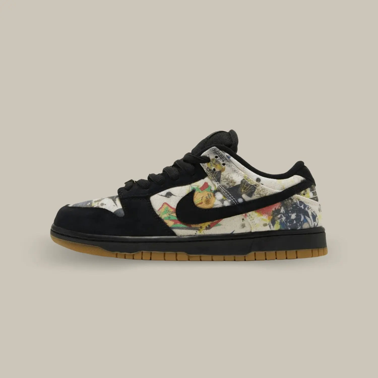 La Nike SB Dunk Low Supreme Rammellzee de coté possède ne toile qui raconte une histoire complexe. Les superpositions de cuir et de daim en font une chaussure aux textures riches, tandis que les couleurs vives et les motifs abstraits créent une esthétique unique. Chaque détail, du lettrage distinctif au logo Supreme, est une expression de créativité et d'individualité.