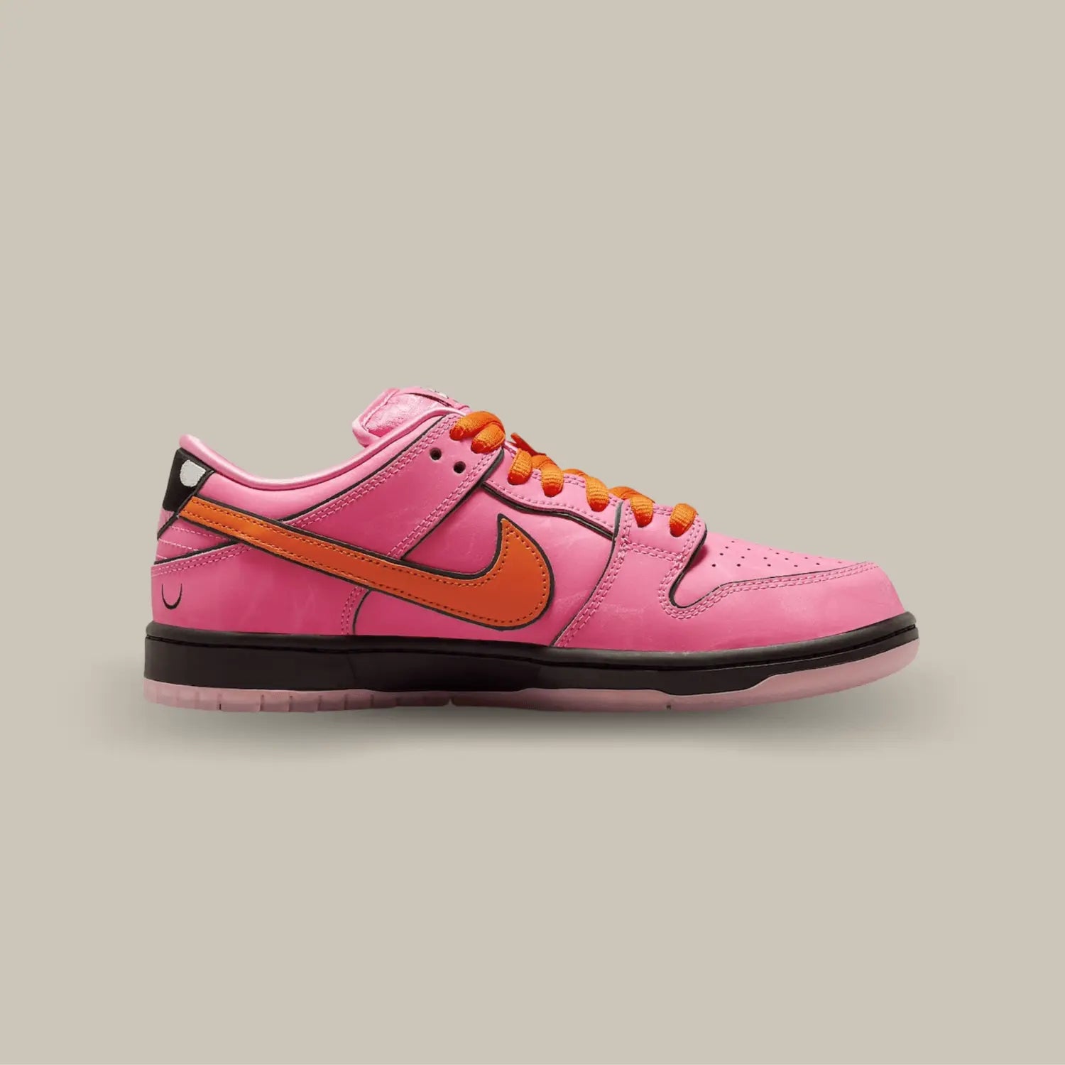 La Nike SB Dunk Low The powerpuff Blossom de coté avec sa tige roseet son swoosh orange accordé aux lacets.