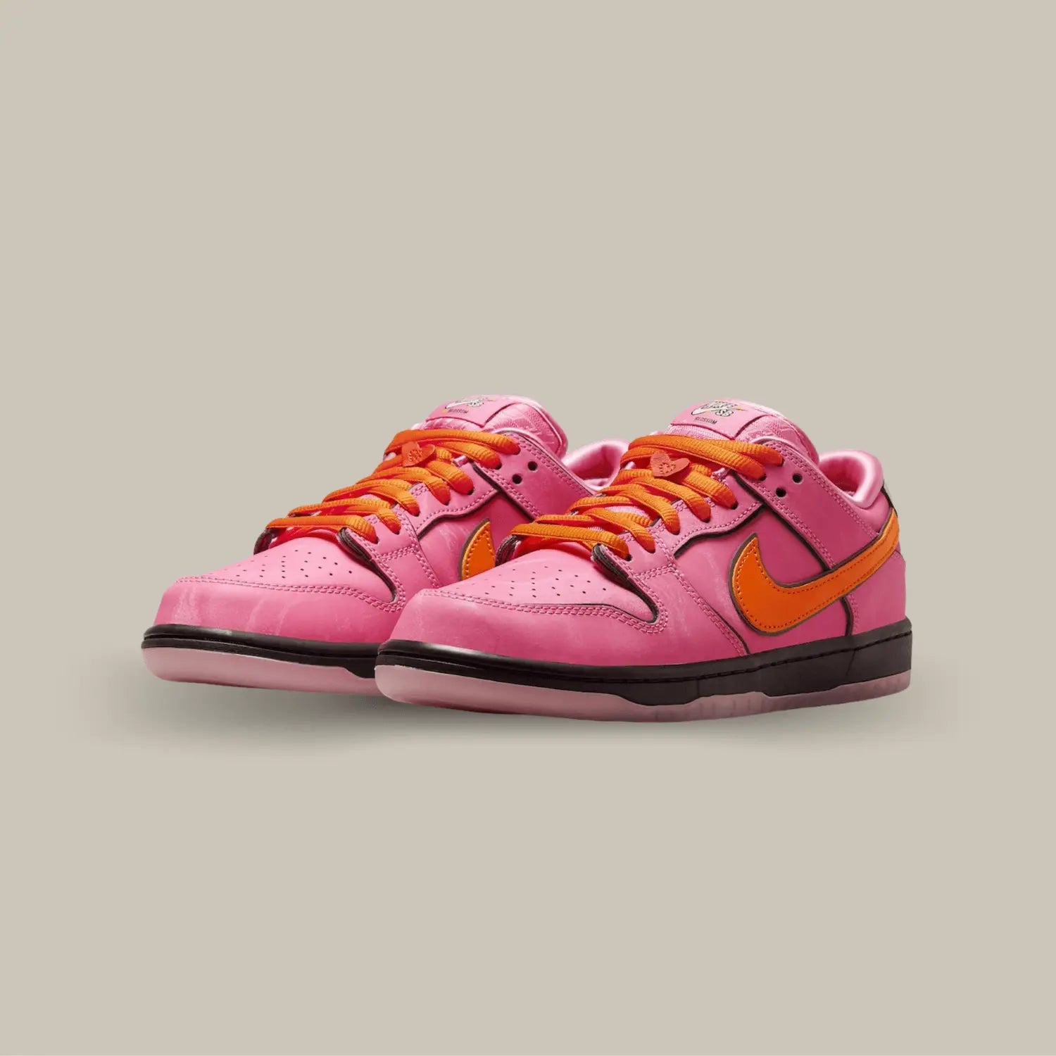 Cette Nike SB Dunk Low The powerpuff Blossom possède une tige en cuir rose avec des superpositions ton sur ton et entourés d'un liseré noir. On retrouve les détails de Blossom (Belle) avec le swoosh orange accordé aux lacets pour rappeler la couleur de cheveux de la mini super héroïne, les yeux de Blossom (Belle) brodés sur les talons et son personnage imprimé sur le papier à l'intérieur de la box.