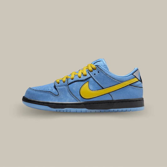 La Nike SB Dunk Low The powerpuff Bubbles de coté avec sa tige bleu façon peau de serpent et son swoosh jaune accordé aux lacets.