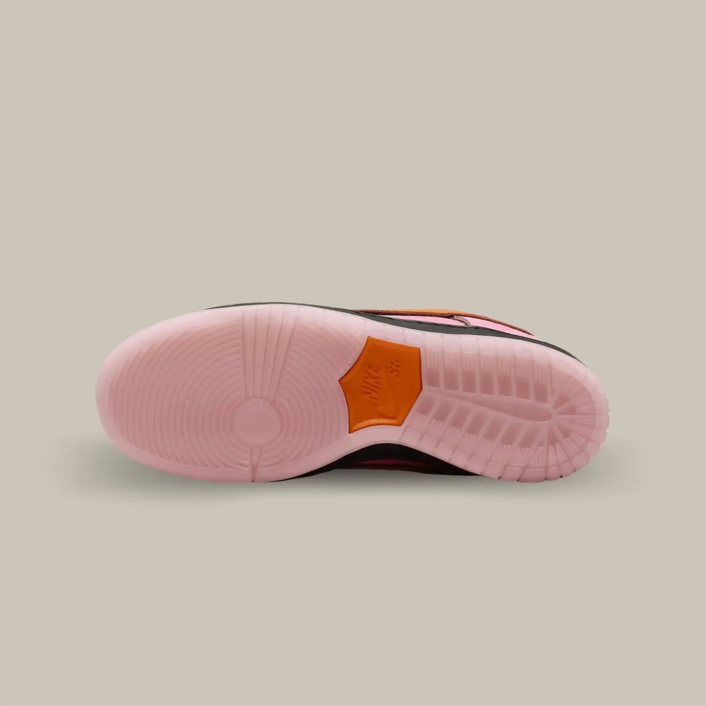 La semelle de la  Nike SB Dunk Low The powerpuff Blossom de couleur rose avec l'empiècement central orange.