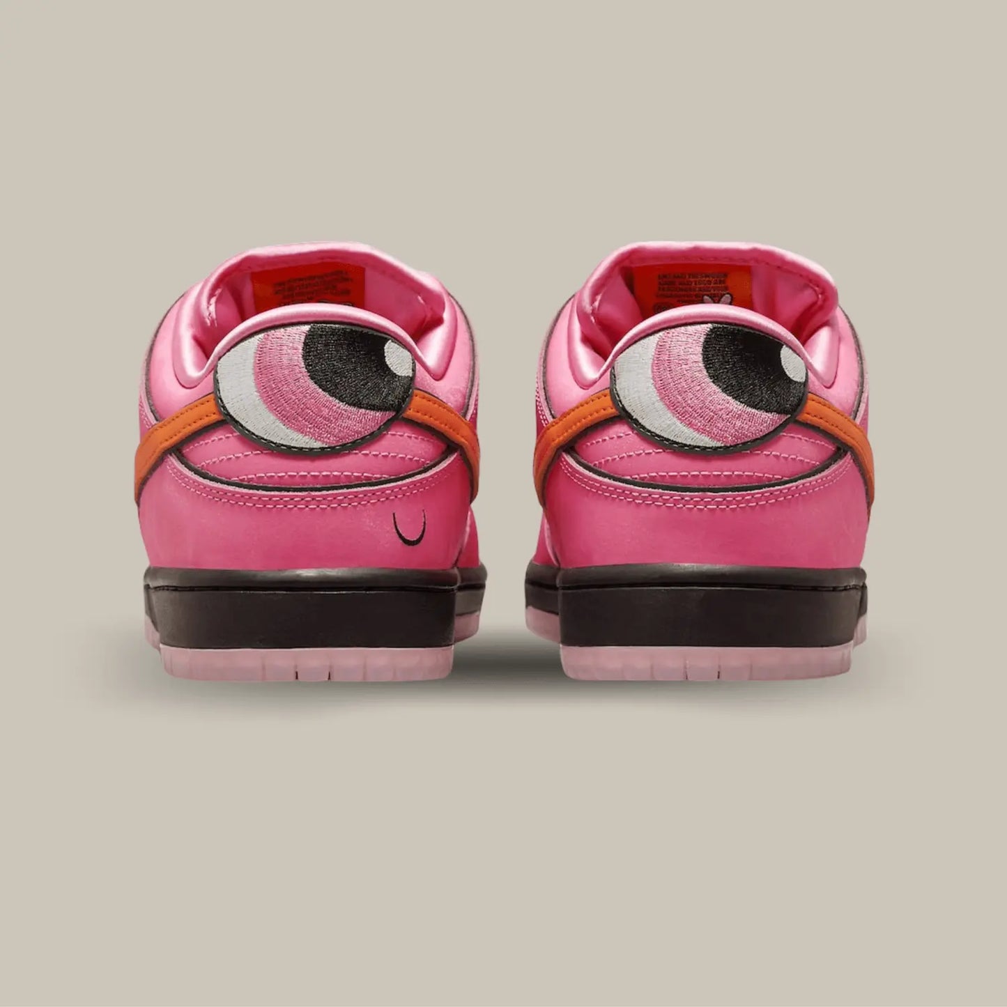 Les talons de la Nike SB Dunk Low The powerpuff Blossom avec les yeux de Blossom(Belle)
