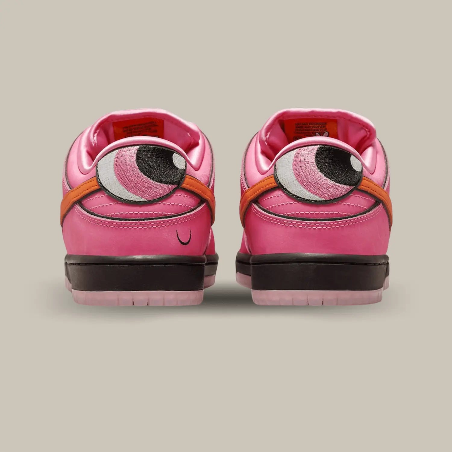 Les talons de la Nike SB Dunk Low The powerpuff Blossom avec les yeux de Blossom(Belle)