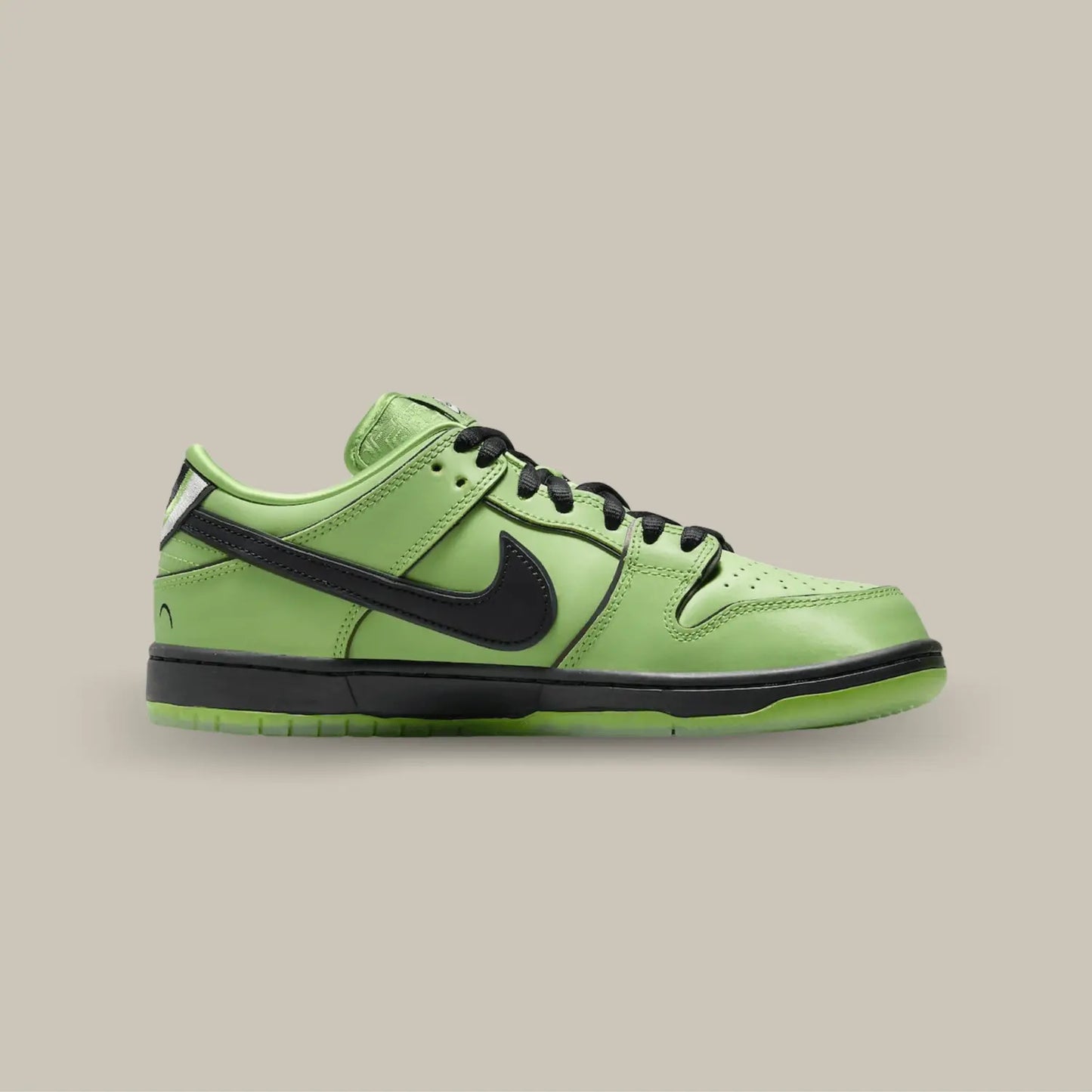 La Nike SB Dunk Low The powerpuff Buttercup de coté avec sa tige verte et son swoosh noir accordé aux lacets.