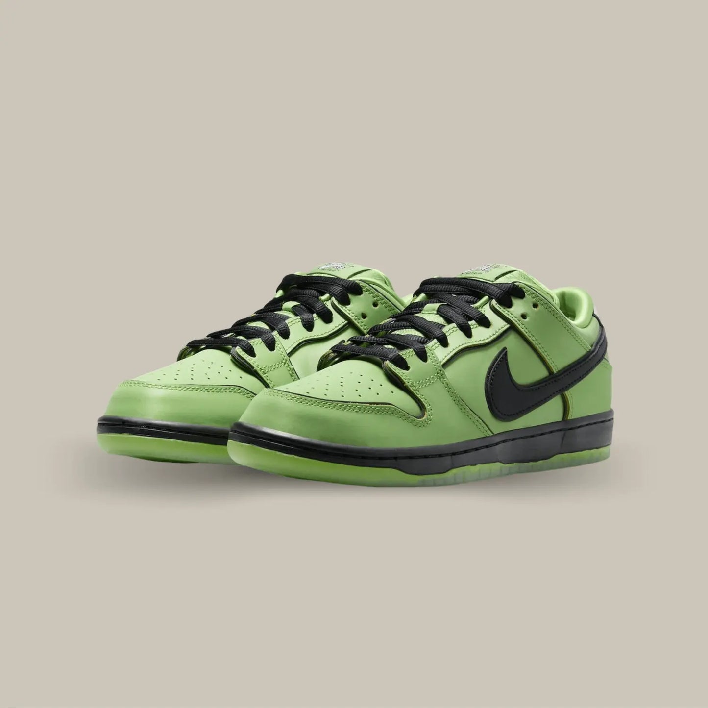 Cette Nike SB Dunk Low The powerpuff Buttercup possède une tige en cuir vert avec des superpositions ton sur ton et entourés d'un liseré noir phosphorescent. On retrouve les détails de Buttercup (Rebelle) avec le swoosh noir accordé aux lacets pou rappeler la couleur de cheveux de la mini super héroïne, les yeux de Buttercup (Rebelle) brodés sur les talons et son personnage imprimé sur le papier à l'intérieur de la box.