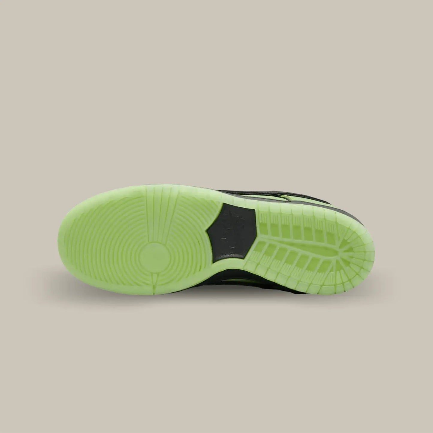 La semelle de la  Nike SB Dunk Low The powerpuff Buttercup de couleur verte avec l'empiècement central noire.