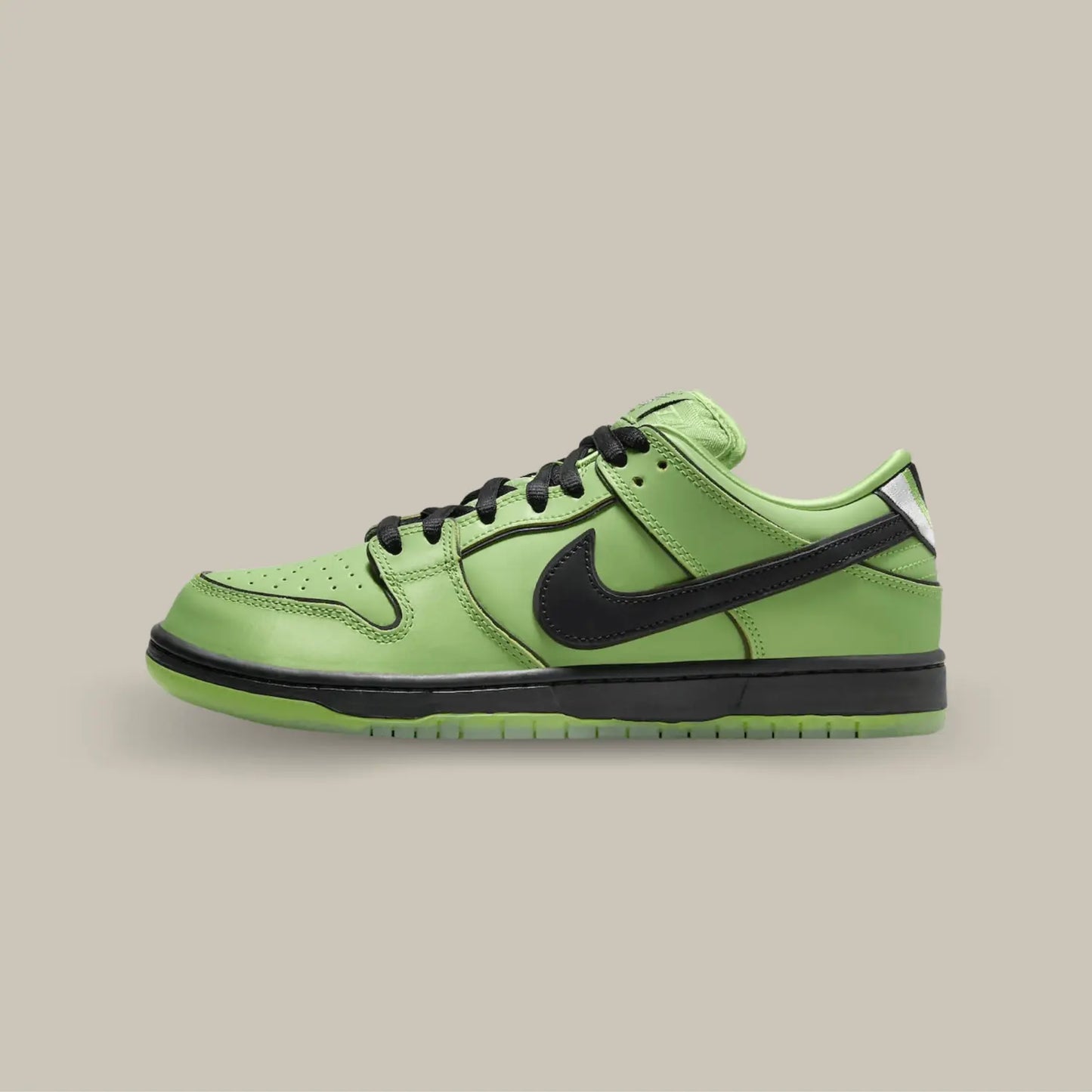 La Nike SB Dunk Low The powerpuff Buttercup de coté avec sa tige verte et son swoosh noir accordé aux lacets.