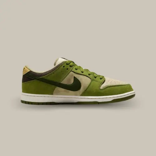 La Nike SB Dunk Low Yuto Horigome Matcha vue de côté avec ses empiècements en suède de couleur vert kaki et vert clair. On retrouve un swoosh vert foncé sur la base de la chaussure.