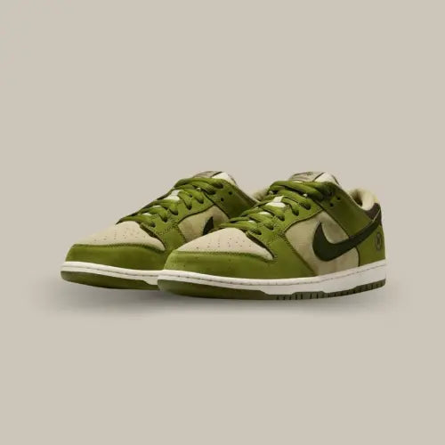 La collaboration entre Nike SB et le prodige japonais du skate Yuto Horigome continue de faire des vagues avec cette nouvelle version inspirée du thé matcha. La Nike SB Dunk Low Yuto Horigome Matcha séduit instantanément par son design élégant mêlant différentes nuances de vert, du vert matcha vibrant au vert forêt profond, le tout contrasté par une base beige en suède doux. Une finition haut de gamme qui rend hommage à la culture japonaise tout en conservant l’ADN skate de la gamme SB.