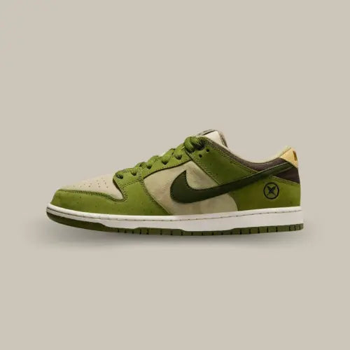 La Nike SB Dunk Low Yuto Horigome Matcha vue de côté avec ses empiècements en suède de couleur vert kaki et vert clair. On retrouve un swoosh vert foncé et le logo de Yuto Horigame de la même couleur au niveau du talon.