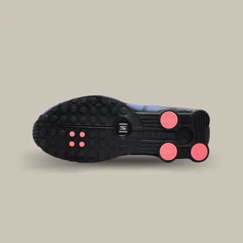 La semelle de la Nike Shox R4 Iridescent de couleur noir avec le système Shox intégré au talon.