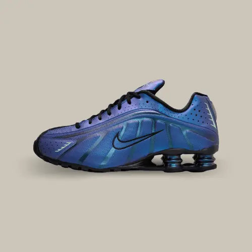La Nike Shox R4 Iridescent vue de côté avec son coloris bleu métallique et son système Shox integré au talon.
