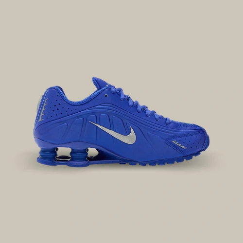 Nike Shox R4 Racer Blue Metallic Silver bleue avec Swoosh Metallic Silver et quatre colonnes Shox au talon, vue de profil – disponible sur OFFSNEAKZ.