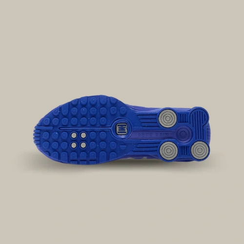 Semelle extérieure de la Nike Shox R4 Racer Blue Metallic Silver bleue avec inserts Shox au talon, vue de dessous – OFFSNEAKZ.