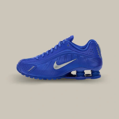 Nike Shox R4 Racer Blue Metallic Silver monochrome bleue avec détails argentés, vue latérale – disponible sur OFFSNEAKZ.