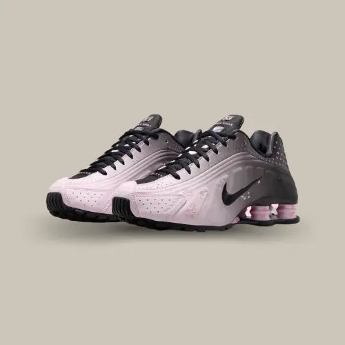 Laisse-toi séduire par la Nike Shox R4 Sakura, une fusion parfaite entre performance et élégance, qui célèbre la beauté délicate des fleurs de cerisier. Ce modèle iconique de Nike revisite la légendaire Shox avec un dégradé noir-rose hypnotique, des détails floraux subtils et ses célèbres colonnes Shox relookées façon pétales de sakura. Pensée pour celles qui veulent allier confort et style affirmé, cette sneaker t’offre un amorti dynamique et une silhouette élancée qui capte tous les regards.