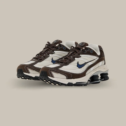 Paire de Nike Shox Ride 2 Baroque Brown Diffused Blue marron et beige avec Swoosh bleu, vue de trois quarts – OFFSNEAKZ.