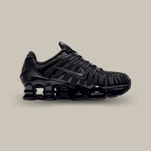 La Nike Shox TL Black vue de côté avec son coloris monochrome noir et sa semelle comprtant le système Shox sur toute la semelle.
