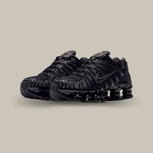 La Nike Shox TL Black est bien plus qu’une simple paire de sneakers ; c’est un concentré de technologie et de style audacieux. Avec son design monochrome noir ultra-moderne, cette paire offre une allure imposante tout en restant minimaliste. Sa structure repose sur la légendaire technologie Shox, composée de colonnes amortissantes qui assurent un confort optimal et un retour d’énergie inégalé à chaque pas. La tige en mesh respirant et en matériaux synthétiques garantit une ventilation efficace.