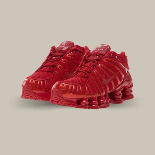 Paire de Nike Shox TL Gym Red White rouge avec mesh respirant et structure TPU brillante, vue de trois quarts – disponible sur OFFSNEAKZ.