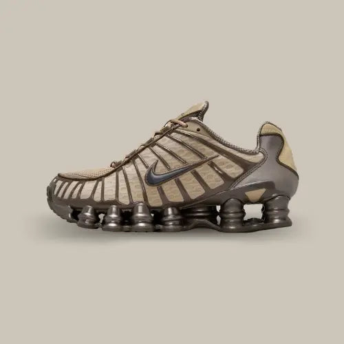 Nike Shox TL Khaki Ironstone Off Noir vue latérale, sneaker femme avec tige kaki texturée, logo Swoosh noir et amorti Shox iconique pleine longueur, design technique et allure streetwear premium.