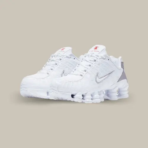 La Nike Shox TL White Metallic Silver revisite avec brio l'iconique technologie Shox, offrant un look futuriste et un confort incomparable. Avec son coloris immaculé blanc agrémenté de détails métalliques argentés, cette paire est idéale pour ceux qui veulent se démarquer tout en alliant performance et style. Les colonnes Shox emblématiques absorbent les chocs et apportent un retour d’énergie à chaque pas, rendant vos déplacements légers et dynamiques. Le mesh respirant garantit une ventilation optimale.