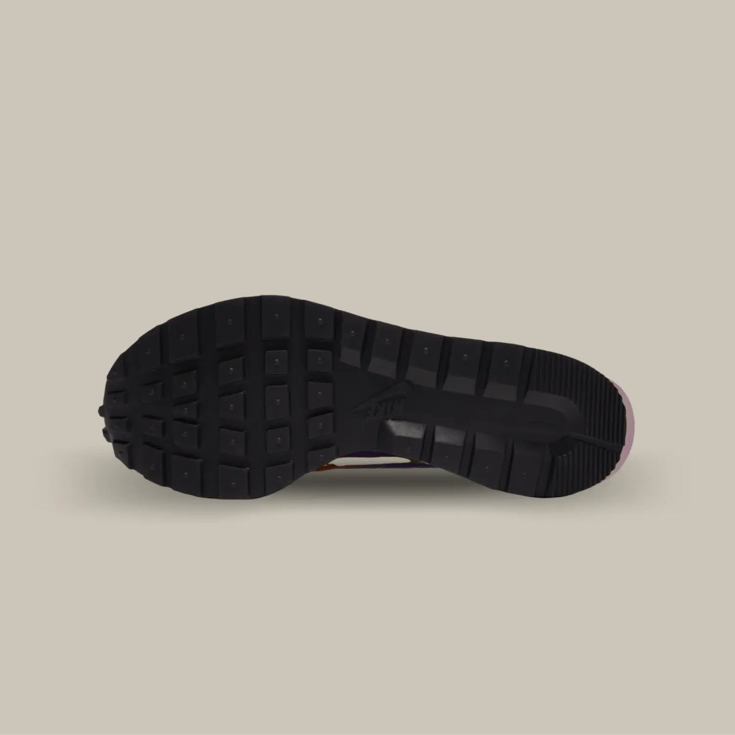 La semelle noir de la Nike Vaporwaffle Sacai Dark Iris