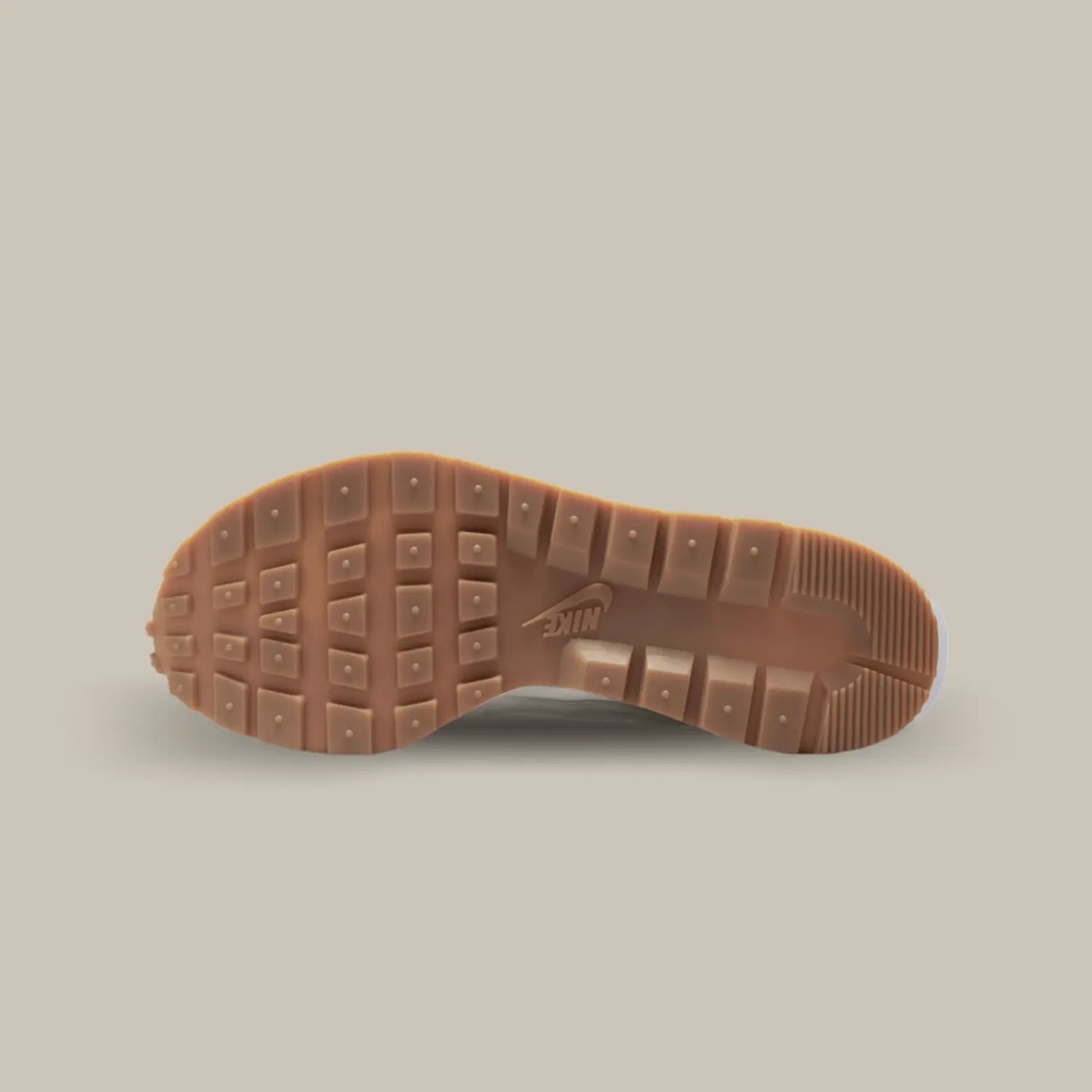 La semelle de la Nike Vaporwaffle Sacai Sail Gum de couleur marron.