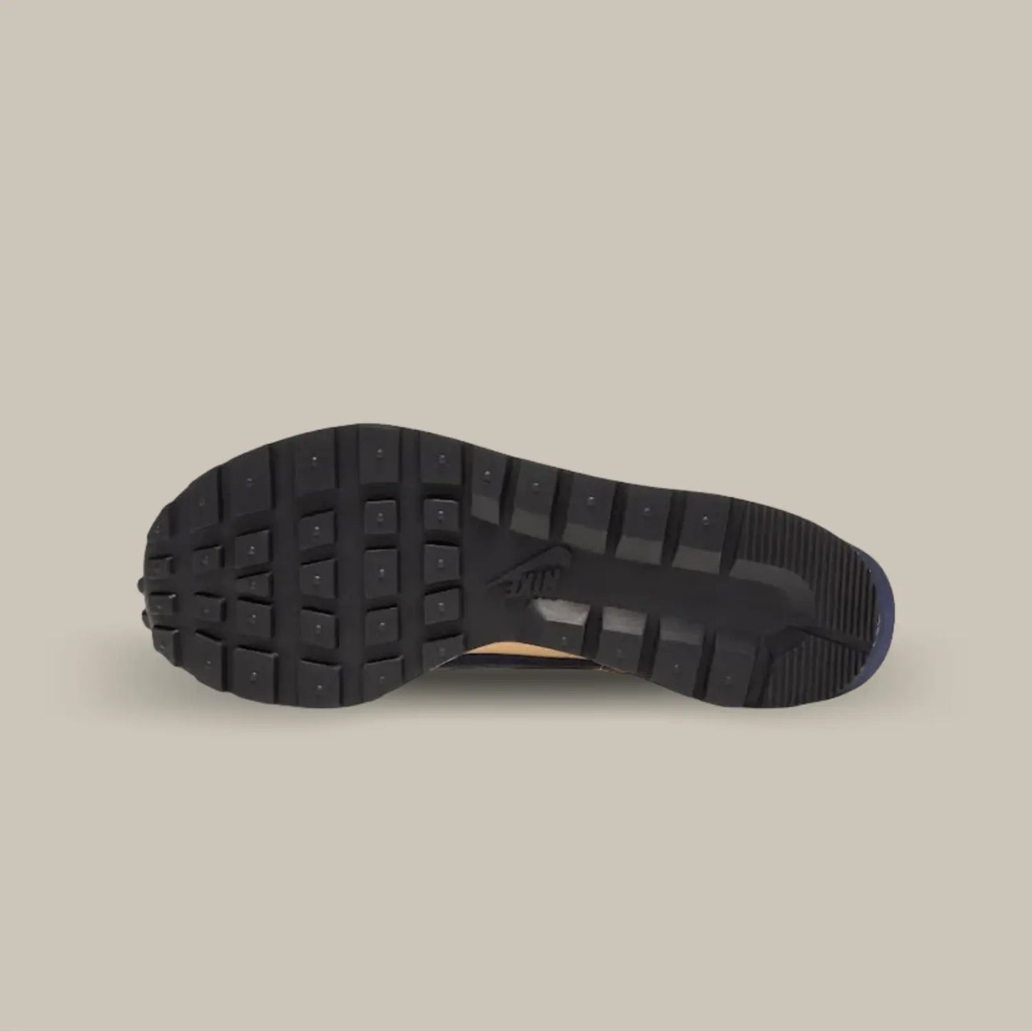 La semelle noir de la Nike Vaporwaffle Sacai Tan Navy