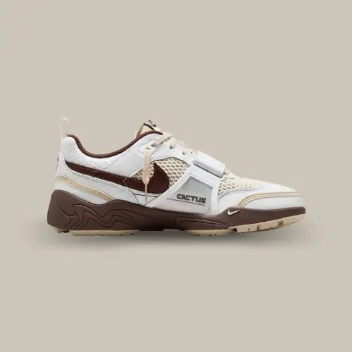 La Nike Zoom Field Jaxx Travis Scott Light Chocolate vue de côté avec sa base en mesh blanche et ses superpositions en cuir marron. On retrouve un swoosh marron et un scratch blanc avec le logo Cactus Jack.