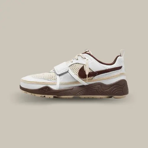 La Nike Zoom Field Jaxx Travis Scott Light Chocolate vue de côté avec sa base en mesh blanche et ses superpositions en cuir marron. On retrouve un swoosh marron et un scratch blanc avec le logo Cactus Jack.