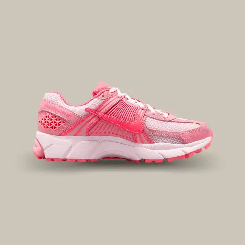 La Nike Zoom Vomero 5 Coral Chalk Hot Punch vue de côté avec son coloris rose bonbon et ses touches de blanc.