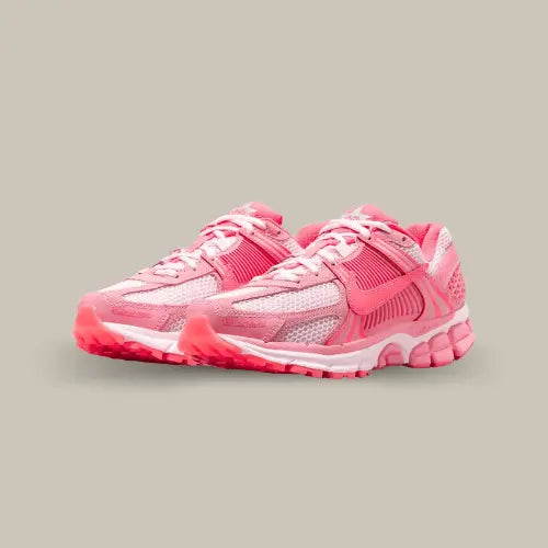 La Nike Zoom Vomero 5 Coral Chalk Hot Punch est la dernière déclinaison de la gamme Vomero de chez Nike, une silhouette prisée pour son équilibre parfait entre confort et performance. Ce modèle se démarque par son rose dominant la tige en mesh, avec des accents de blanc. Les superpositions en cuir et les détails réfléchissants ajoutent une dimension visuelle supplémentaire. Sous le pied, la semelle intermédiaire intègre la technologie Zoom Air, offrant un amorti réactif et un soutien optimal, idéal pour les