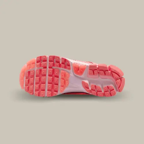 La semelle de la Nike Zoom Vomero 5 Coral Chalk Hot Punch de couleur rose.