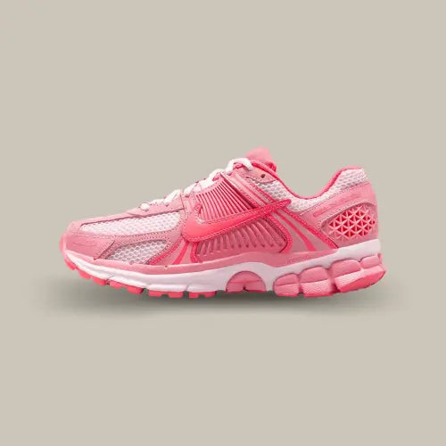 La Nike Zoom Vomero 5 Coral Chalk Hot Punch vue de côté avec son coloris rose bonbon et ses touches de blanc.