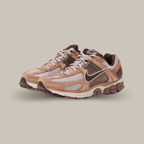 La Nike Zoom Vomero 5 Dusted Clay&nbsp;est la sneaker parfaite pour ceux qui aiment allier confort, performance et style rétro. Avec ses tons terreux de beige et de marron, cette paire apporte une touche de chaleur à votre garde-robe tout en restant subtilement tendance. Côté confort, la Zoom Vomero 5 ne fait aucun compromis : la technologie Zoom Air garantit un amorti exceptionnel, idéale pour un usage quotidien ou des journées bien remplies.
