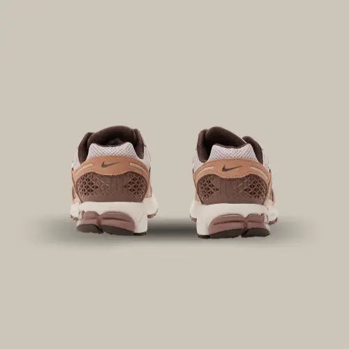L'arrière de la Nike Zoom Vomero 5 Dusted Clay avec son coloris marron.